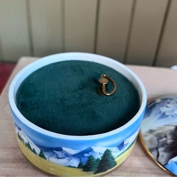 Danbury Mint Shirley Temple as Heidi Music Box - Picture 5 of 11